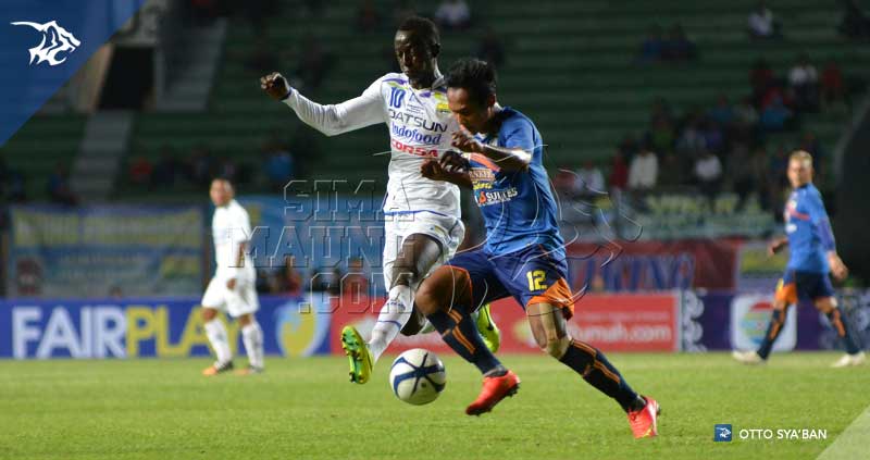 simamaung's tweet photo. Arema Tundukan 9 Pemain Persib Di Final IIC | Link http://t.co/6X5eXYpp3c | http://t.co/xobaM7NZv3