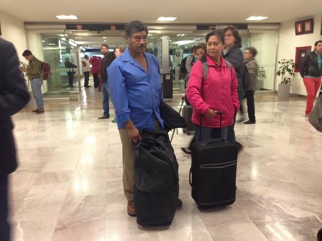 Desinformemonos's tweet photo. Una delegación de padres de normalistas partió del aeropuerto de D.F rumbo a Ginebra, Suiza
#YaMeCanse27 #Ayotzinapa http://t.co/F2TxE3gDL8