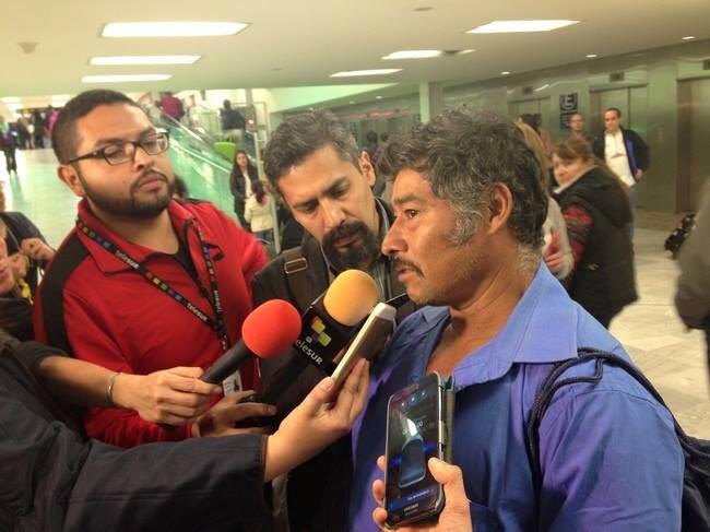 Desinformemonos's tweet photo. Una delegación de padres de normalistas partió del aeropuerto de D.F rumbo a Ginebra, Suiza
#YaMeCanse27 #Ayotzinapa http://t.co/F2TxE3gDL8