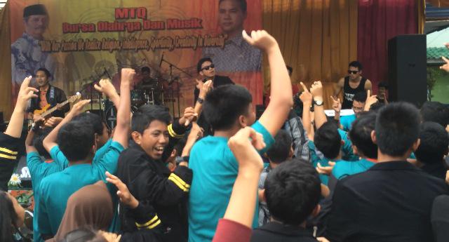 Bonus foto nya nih kak :D “<a href="/BOM_2015/">SMANSA363'S EVENTS</a>: Luar biasa panitia berlompat2 bersama Everlasting!!!!”