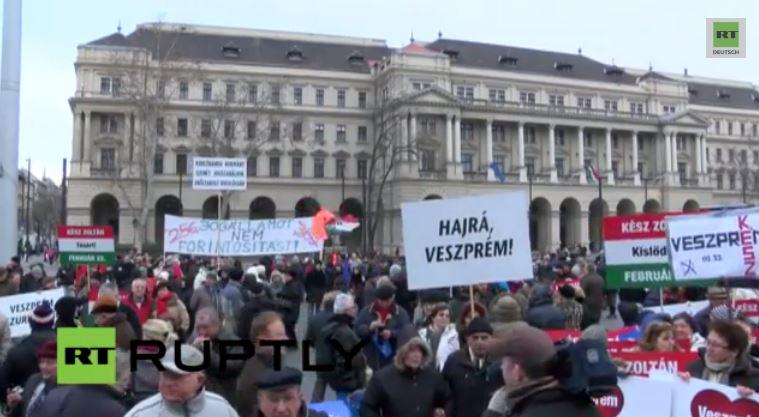 de_rt_com's tweet photo. Jetzt LIVE aus #Budapest: Anti-Regierungs-#Proteste http://t.co/UfEknP0yDF http://t.co/iMbm1oCD7L