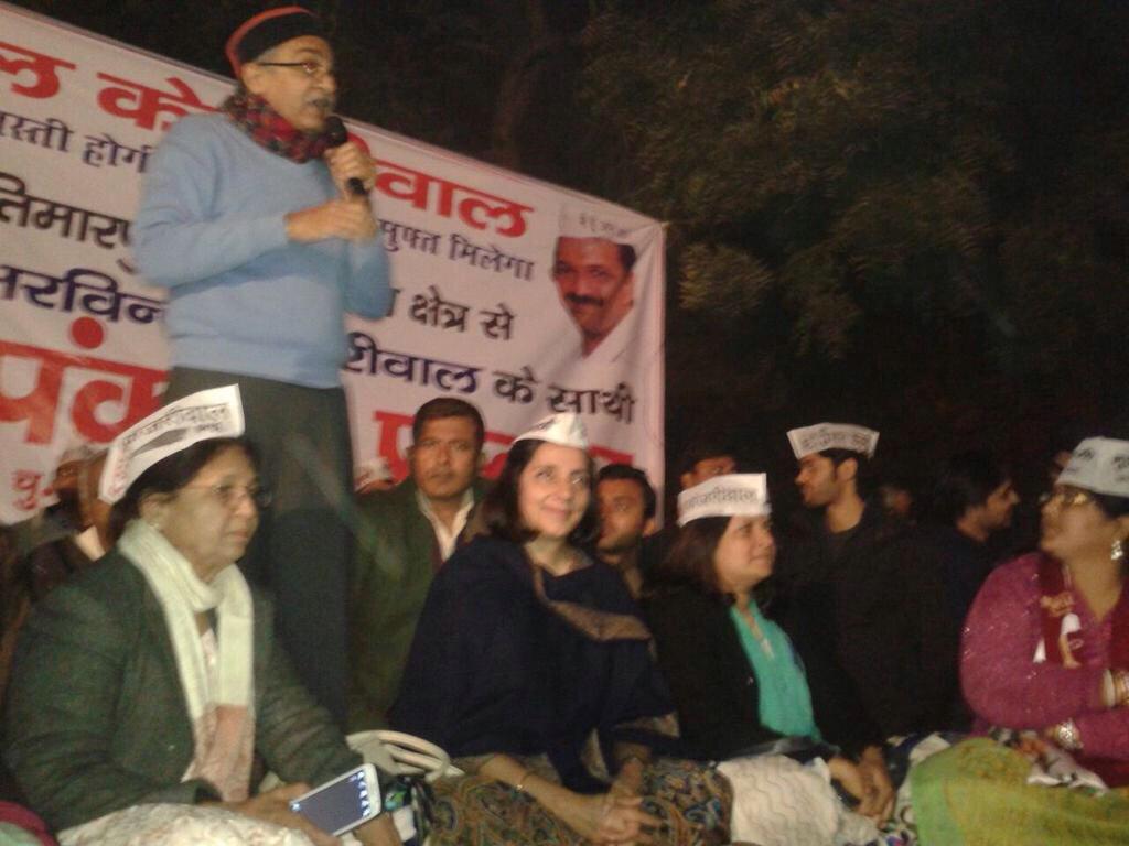 AAPbhushan's tweet photo. For all those who rumoured about prashant bhushan not campaining for AAP 
Two back to back Jan sabha http://t.co/yKnJp3cJCT