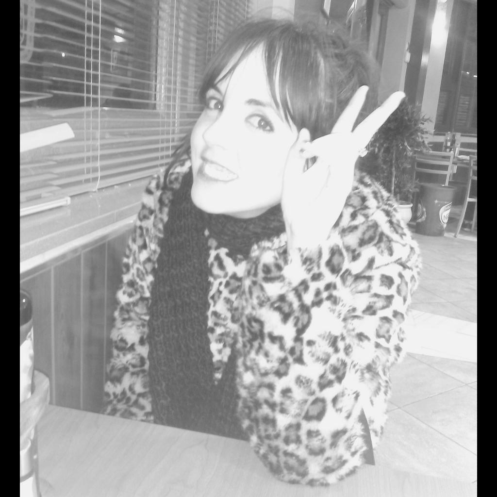 IrinaElias's tweet photo. @MakaTole noches de muuucha risa que bien me lo paso con vosotras!! http://t.co/uGYLEqcV7u