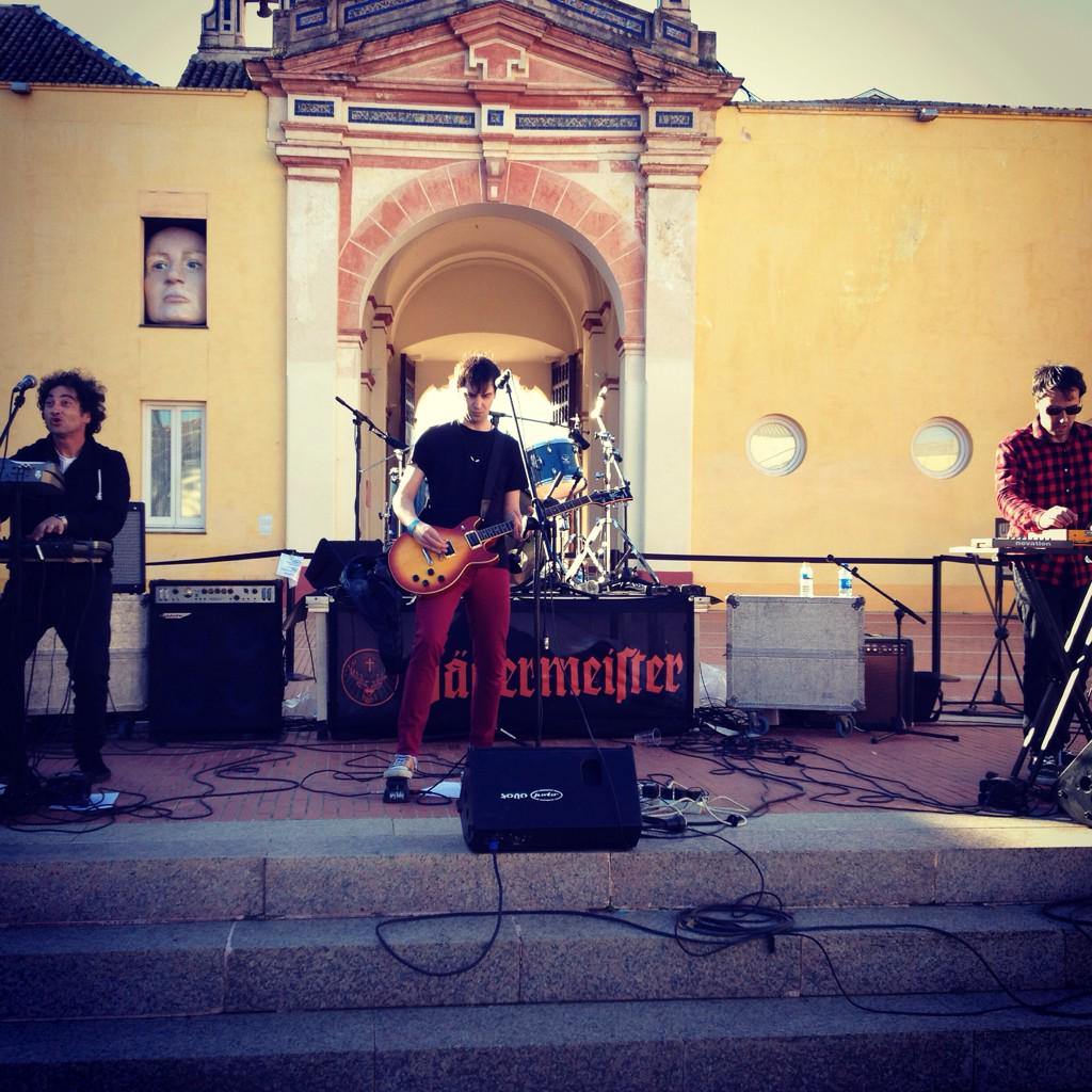 gomeutrera's tweet image. #Error6 repartiendo beats entre el público de #ElDiadelaMarmota