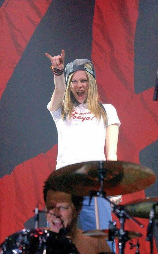 valenlueticc's tweet photo. #FebruaryIsAvrilsMonth http://t.co/buqJblxIeO