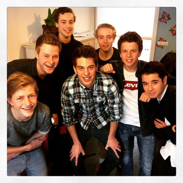 scholieren's tweet photo. Te gekke gastles video maken gehad van de @delabratten, hier op de foto met de @scholieren-vloggers. Many thanks! http://t.co/SZF8Vod5sj
