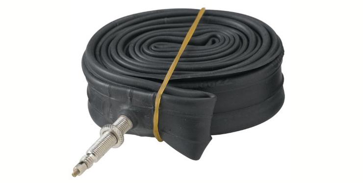 BicyclingMag's tweet image. What do you do with an inner tube when it’s beyond patching? 7 ways to reuse old bike tubes: oak.ctx.ly/r/2ex1e