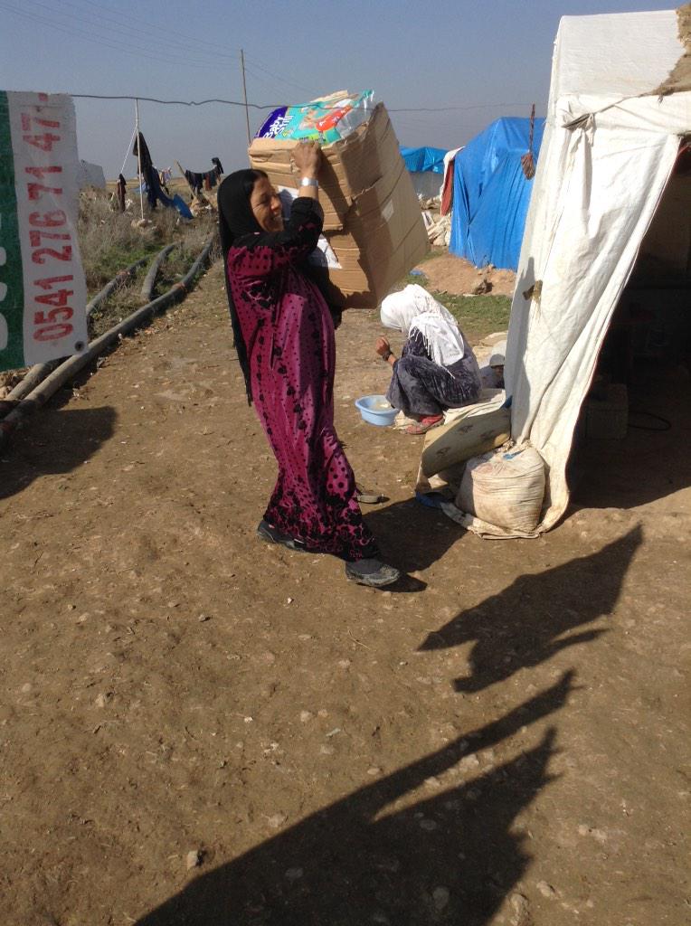 Akçakale'nin Köylerinde bulunan Suriyeli kardeşlerimize İstanbul'un kardeşliğini götürmeye devam ediyoruz.