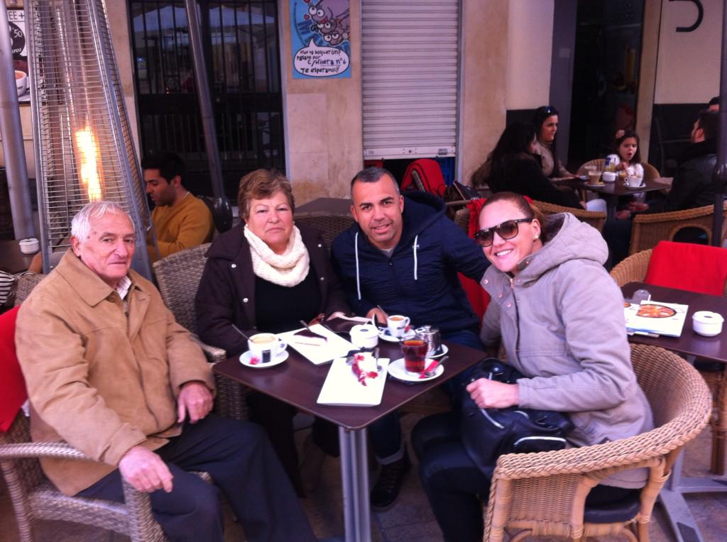 Con quien mejor??tarde d cafélito