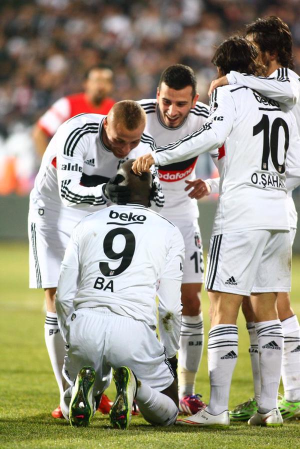 bogazinsahibi's tweet photo. Hakemlere, tüm engellere rahmen adım adım geliyoruz şampiyon olmaya.
#Beşiktaş http://t.co/wBy8F7U4j5