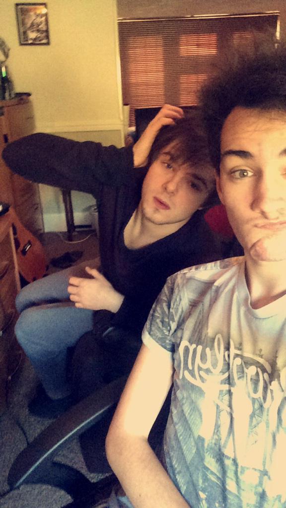 99emleonen's tweet photo. I'm meeelting! Help @lukepottermusic :/ @DannySimm #Bromane http://t.co/qBTedlhbY5