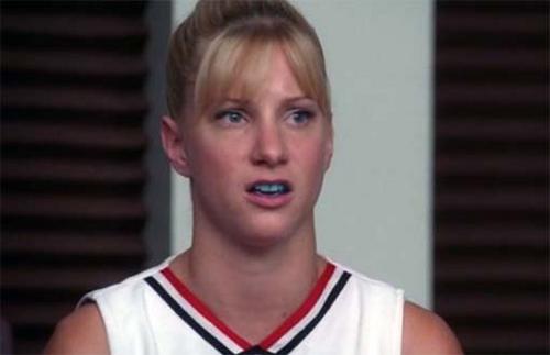 Happy Birthday Heather Morris , \"Eu não escovo meus dentes, eu bochecho refrigerante depois de comer.\" 