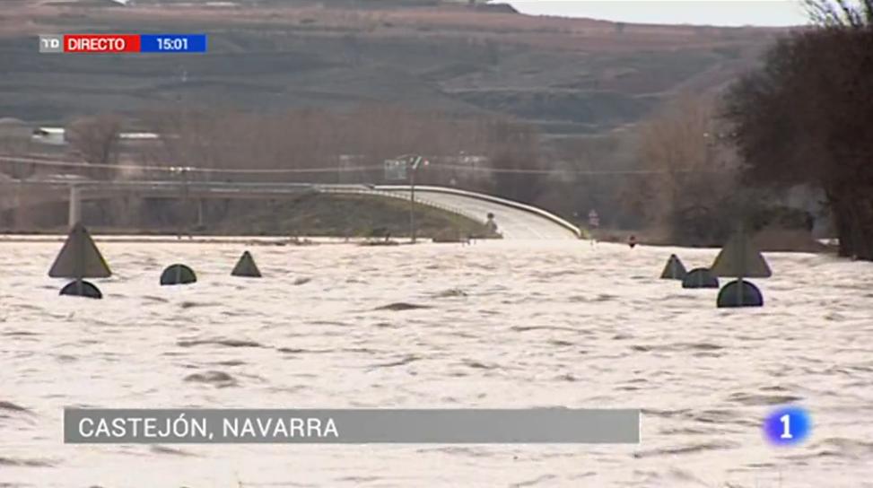 diostuitero's tweet photo. El Ebro desbordado por Navarra. ¿Os dejo el Arca de Noé? http://t.co/JZm4A7bLRZ