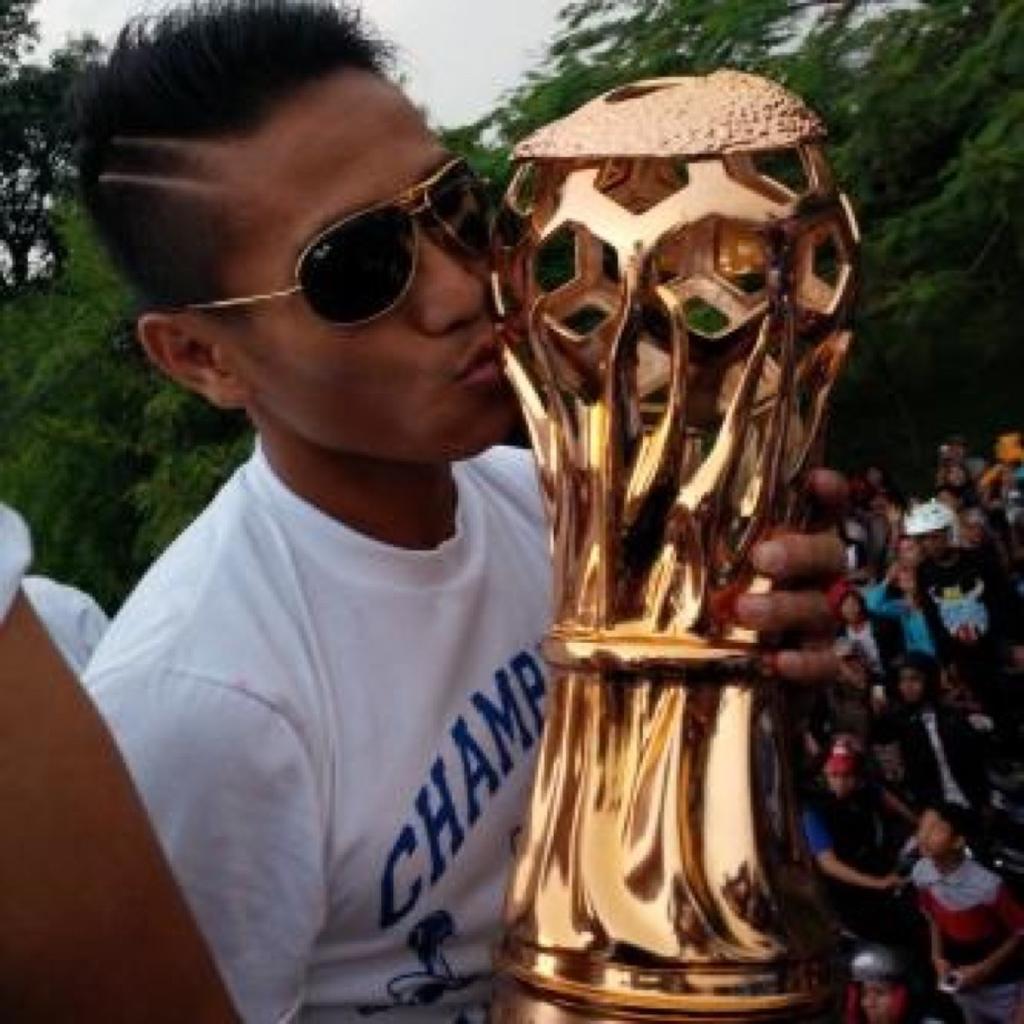 vikingcampaka's tweet photo. @RizalEmbik ngasih tau aja yah sam, jgn terlalu bangga sama piala pre-season, banggain mah piala ISL http://t.co/q2AUNqVCme