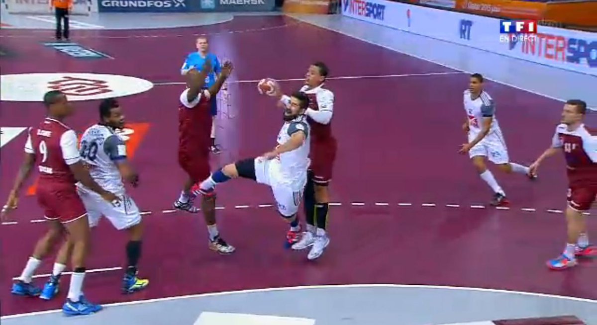 TF1's tweet image. #FRAQAT : 14-11 à la mi-temps ! Pour voir la 2nde période en direct : appli MYTF1 ou TF1.fr/live/