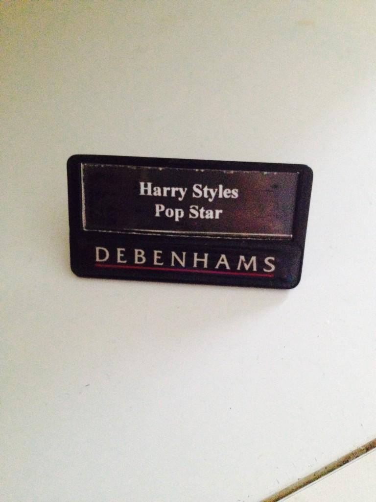 Samarious4's tweet image. My old work badge 🙈😂 #thosewerethedays #missthatplace @Harry_Styles fancy a job? Flexible and good rates of pay..
