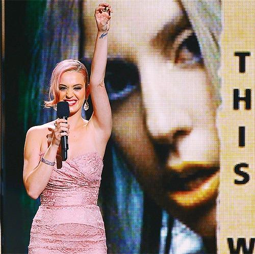 NikosRaphi's tweet photo. #GoodLuckKatyPerry
🐾PAWS UP🐾 http://t.co/RD61nSdmle