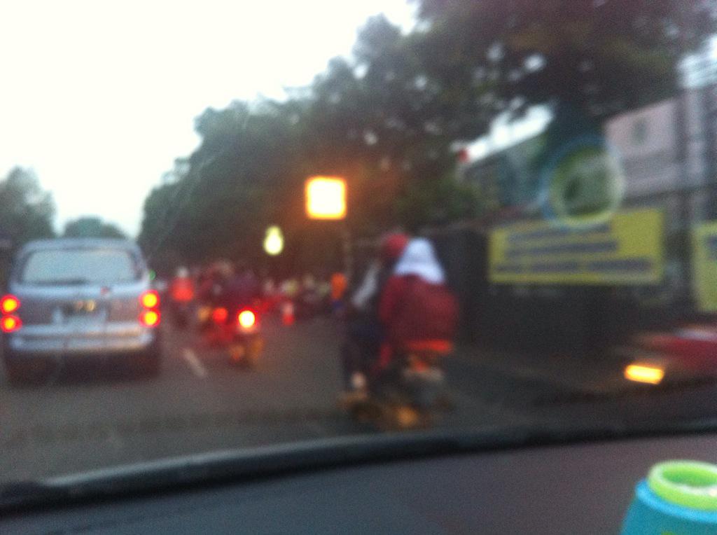 juanda_kami's tweet photo. @juanda_kami: Jalan Ampera padat di sekitar PN Jakarta Selatan. Persiapan Pra Peradilan BG. @RadioElshinta http://t.co/hUkpfyxT3M