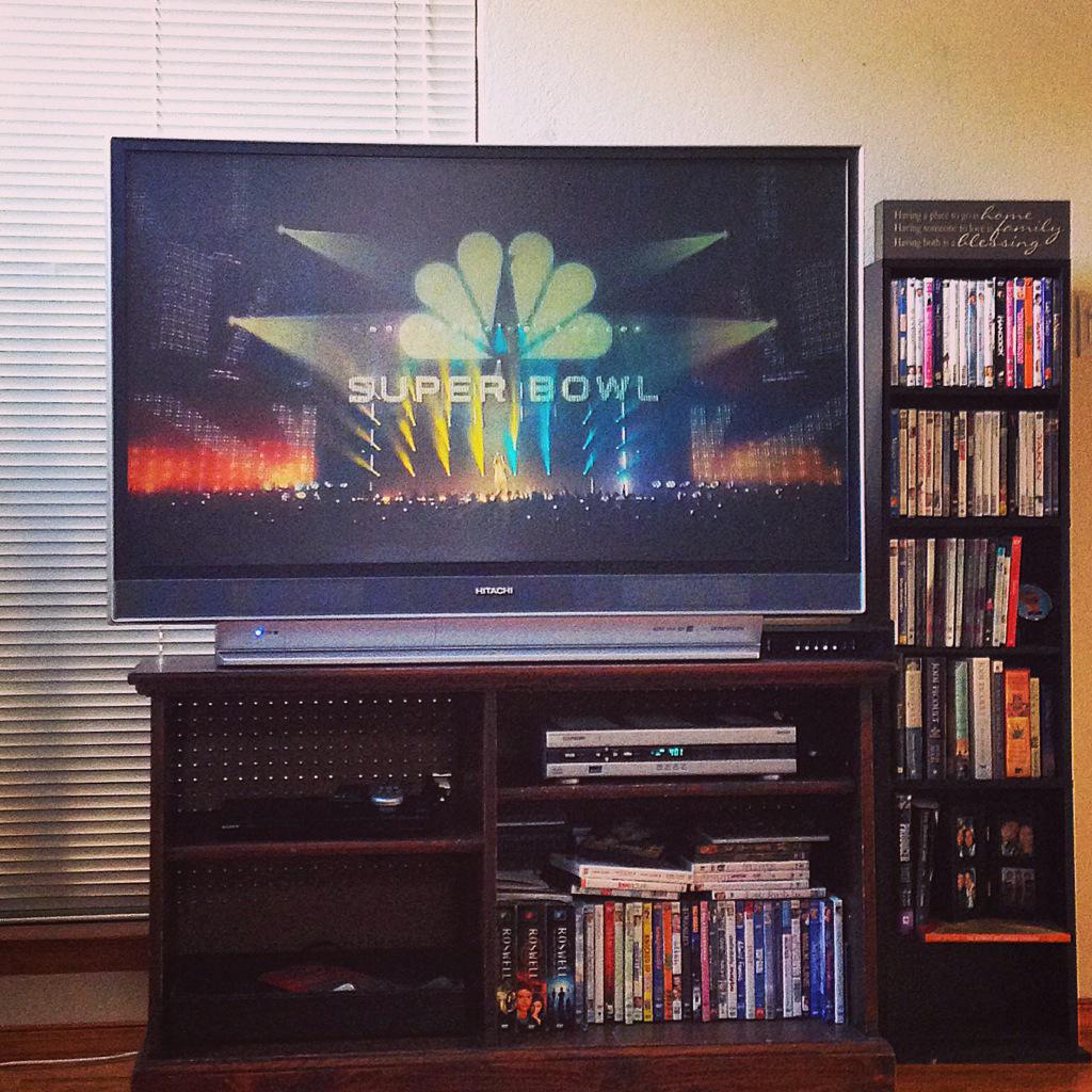 danielle_c8's tweet photo. Here we go!!!! #superbowlXLIX #SUPERKOB #nbcsuperbowl #seahawks #patriots #justhereforthegame 🏈🏆🙅🙆 http://t.co/exJJO7Vy0y