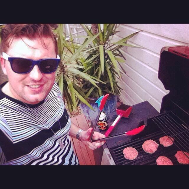 StevenJamesLive's tweet photo. Got the grill going! Lets do this #Seattle! #SuperBowl #Burgers and #Dogs 🍴🍻🍔🔥#seattlevsnewengland http://t.co/SUg1BqgRE6