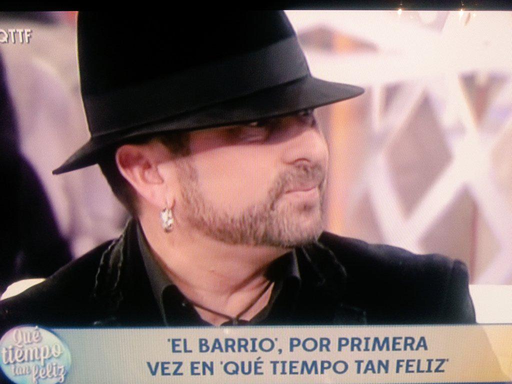 DioniMartin's tweet photo. Record de llenos en el P. de los Deportes y ahí está, tan sencillo y humilde, como cuando le conocí #ElBarrioQttf http://t.co/EGmtj30Hsy