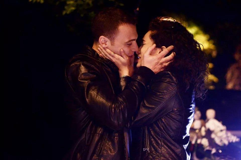 Зейнеп в ожидании солнца. Керем бурсин в ожидании солнца. Керем и зейнеп выпускной. В ожидании солнца сериал керем. В ожидании солнца 68.