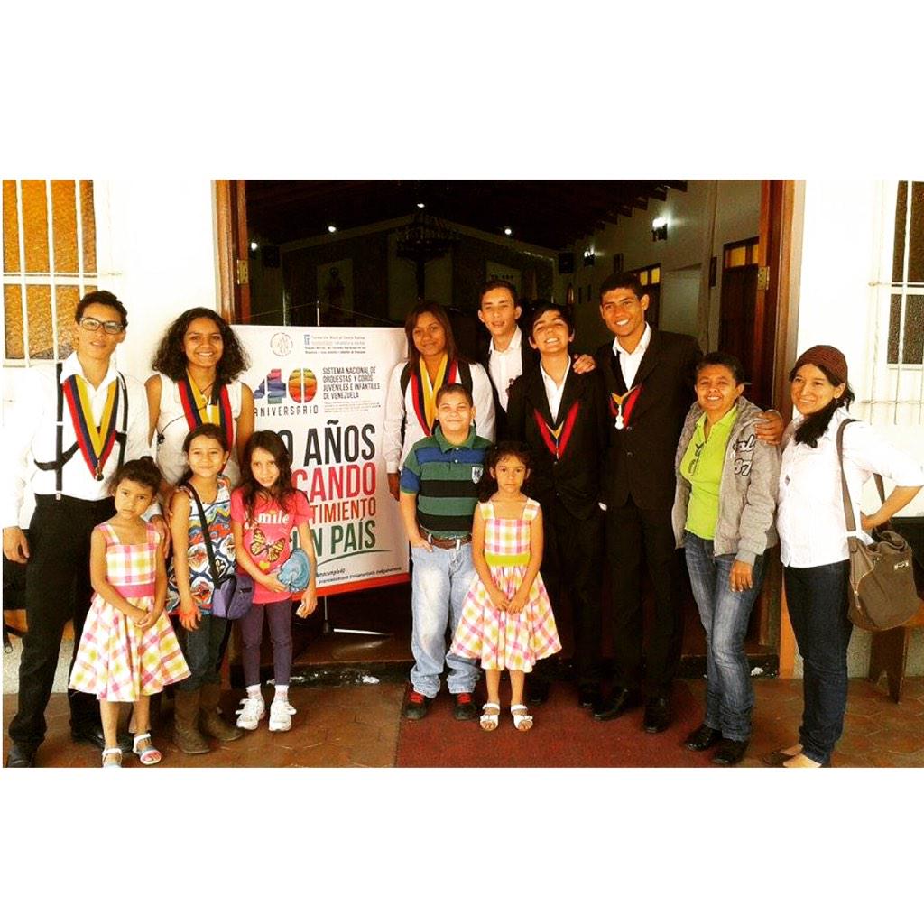 Bass4_Ensamble's tweet photo. En la Iglesia del Cují! Tocando para la comunidad @elsistema @osjaltosmir #elsistemacumple40 http://t.co/FU7I7bSwN0
