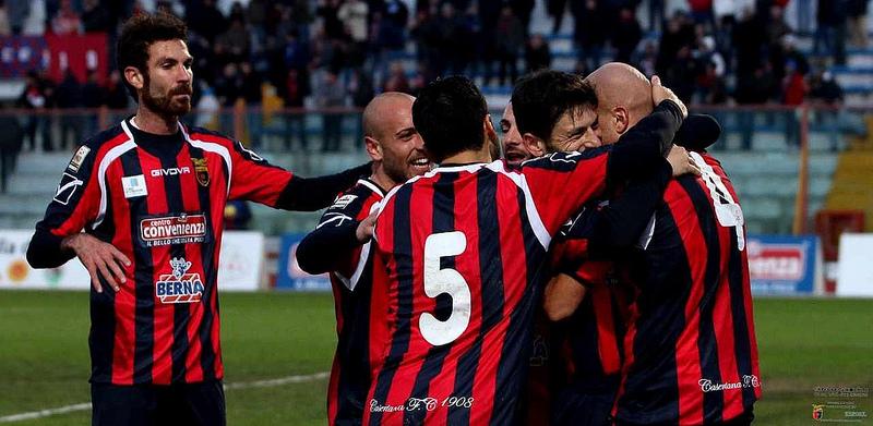 CasertanaFC's tweet photo. Siamo Casertani.... non molliamo mai!
#ForzaCasertanaSempre #Everybodyletsgo #DiamarelaCasertananonmistanco http://t.co/6XAjtrIXwQ