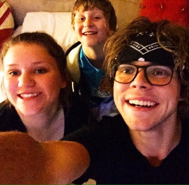 chromichaels's tweet photo. ash is just such a kind-hearted, generous guy and doesn't deserve any hate or criticism from anyone #StopTrashingAsh http://t.co/wuoSpV24WL