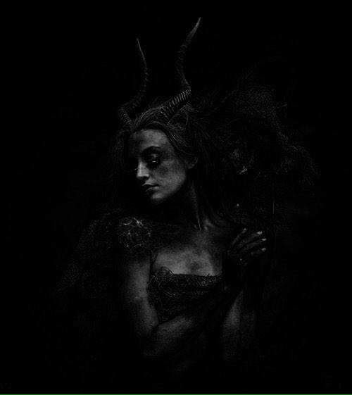 forcuteangel's tweet photo. @TsuDiLuMo @stringbean62 @indentitik @Doomsday3m @metalhead522 @bmichelle007 I turned the lights out😈😂 http://t.co/nFObjbQoB1