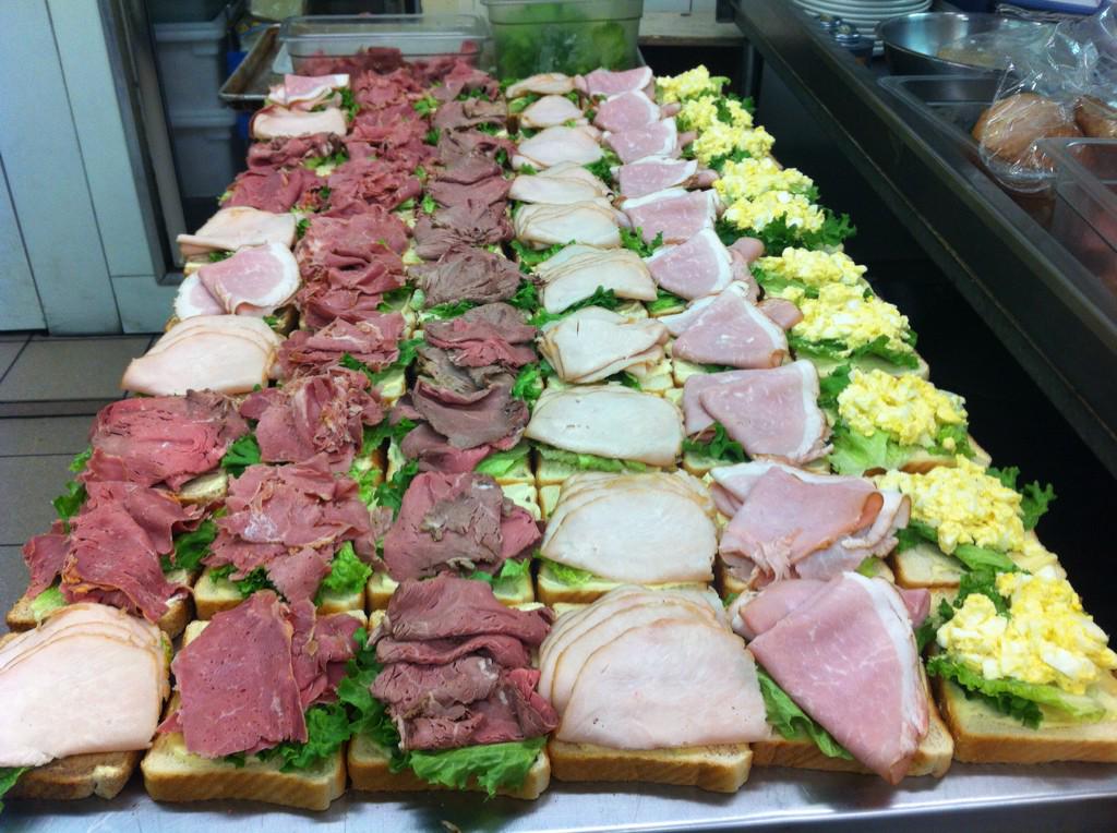 TheCeeps's tweet image. Three hours till game time. 1/2 Price wings $12.50 pitchers #superbowl #westernu #uwo #fanshawe #sandwichFreebies