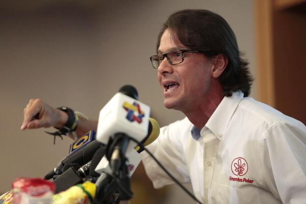Benhur8a's tweet photo. @GenPenaloza @wilnoticias: Un Venezolano queTRABAJA y genera Empleo y un MALPARIDO q llevó el pais a la BANCARROTA. http://t.co/paYJSgstWF