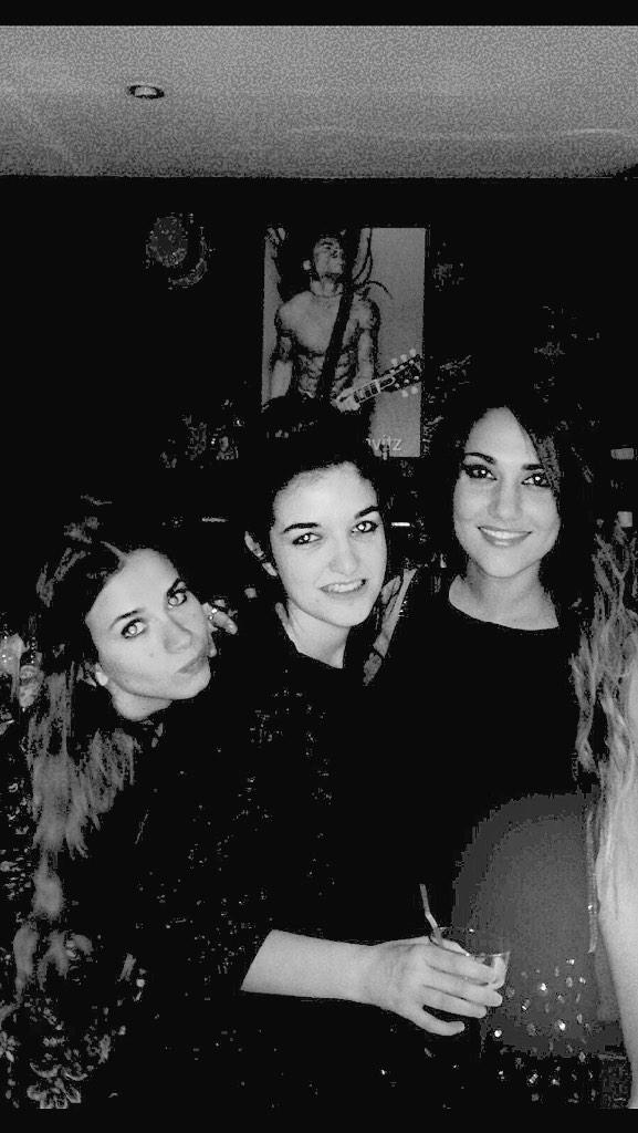 modasinguion's tweet photo. #Karaoke time! ❤️ #loves #goodtime #GreatFriends #funniestfriendsever #party #singasong 🎤😊 http://t.co/TxLlkW8ioK