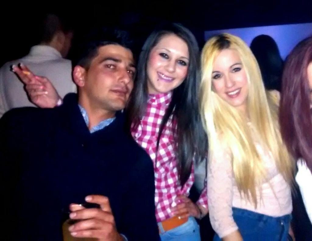 taniamm17's tweet photo. Muy buena noche la de Aller @Melanimoreno200 @Gemadeltoro11 @RealesLorena @juanpu88 @fran_zafra y Ana! #ojoscucos!🙈🍻🍹 http://t.co/ckFQqMCQN3
