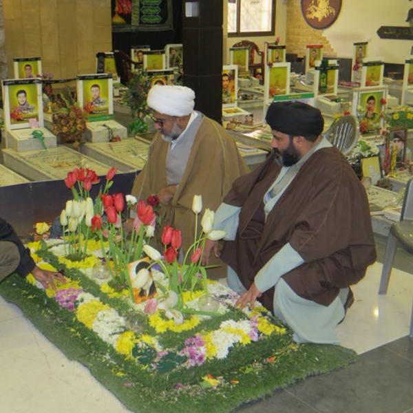 ShiaTimespk's tweet image. #MWM SG @AllamaRajaNasir Pay Homage At Graves Of Martyrs #ImadMughniyeh &amp;amp; His Son Martyr #JihadMughniyeh At #Beirut.