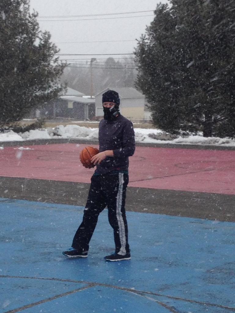 RecSuns's tweet photo. @J_Rob_12 getting some shots in the snow #blizzardbuckets http://t.co/VB3L1IdSwk