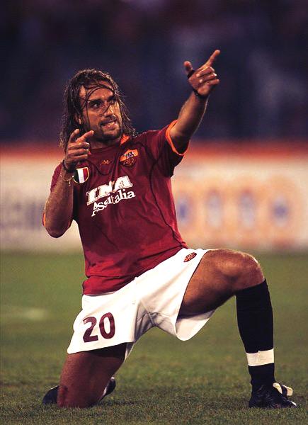 Happy 46th Birthday to the Argentine legend Gabriel Batistuta. Former Boca Juniors, Fiorentina and Roma forward. 