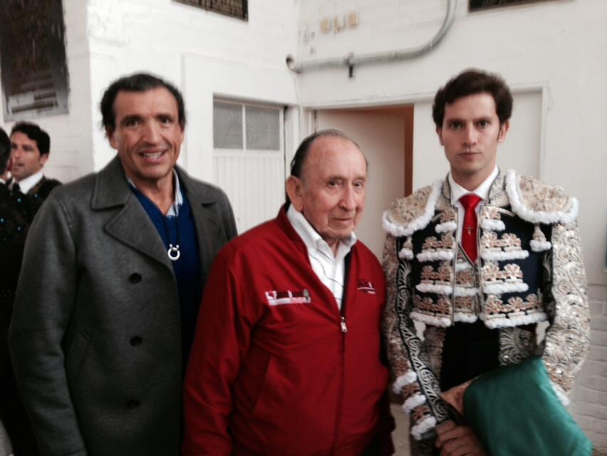 acirfiestabrava's tweet photo. "La Luz" de León, Gto,  @InfoDanielLuque @artte3  y @FerminArmillita con Bernaldo de Quiros @etmsaoficial http://t.co/zNwsqvk4QE