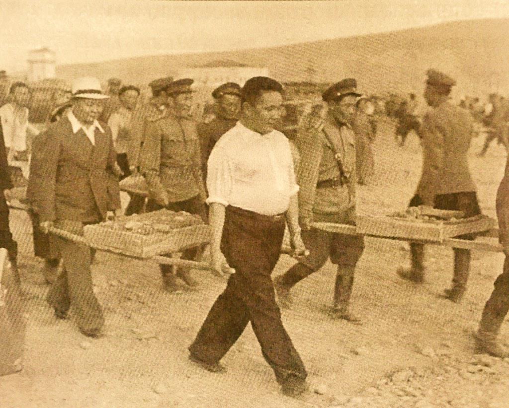 Сүхбаатарын талбайг барьж байгуулахын тулд төрийн өндөрлөгүүд оролцож, хог цэвэрлэж, шороо зөөв. 1946 он