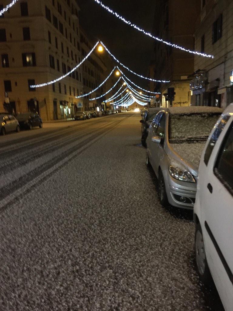 SOSNPHOTOGRAPHY's tweet photo. #lightningrome #hailrome #wheninrome http://t.co/o9klAWsAbd