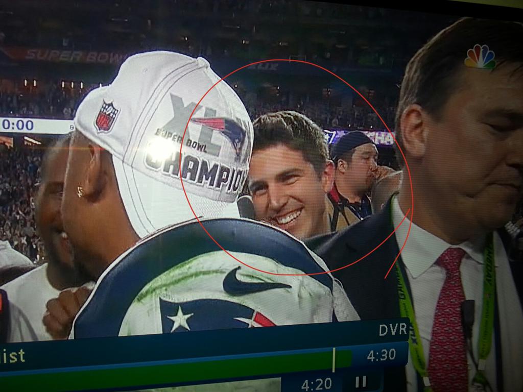 mikitoboyce's tweet photo. @robcesternino doppelganger out in Arizona &amp; a fan of the Pats! I'm sure he gets #zeroearbuds from Rob himself though http://t.co/q1CcHqvogg