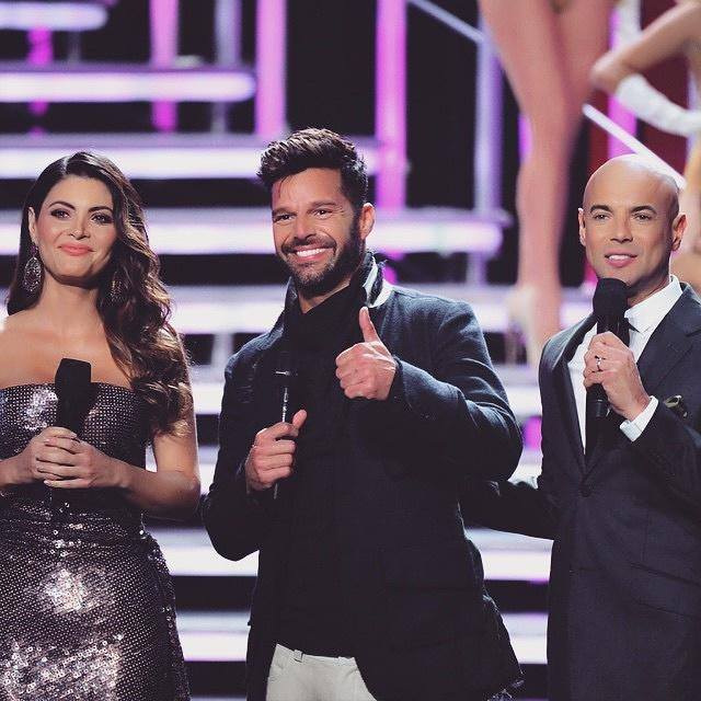 elenqa83's tweet photo. @ricky_martin Look so happy and I really love your style of clothing #NBLRickyMartin #RickyAQQE #blackandwhite http://t.co/WblircxPcn