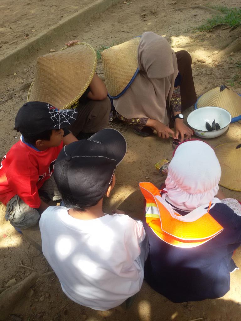 SAIPalembang's tweet photo. Green Lab time of SD 4 Emerald :) Membedah ikan karnivora (ikan betok) di bawah rindanngya pohon mangga http://t.co/6QPKAojBxr