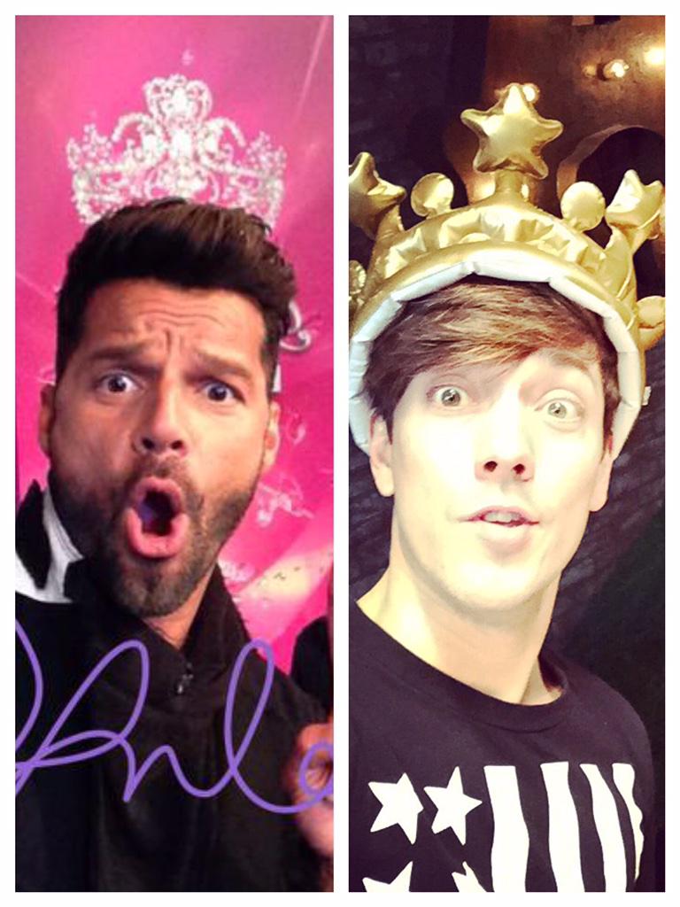 rogergzz's tweet photo. No me había dado cuenta.... jajajaja están locos #NBL #NBLRickyMartin http://t.co/4gK7q0CjlY