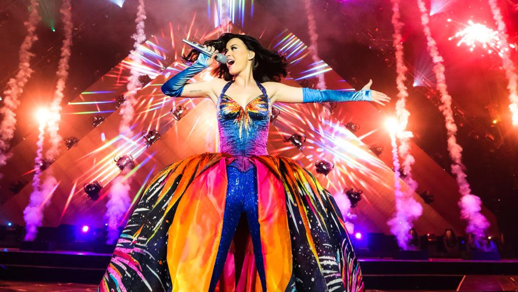 johnkingcountry's tweet photo. So pumped to watch @katyperry tear it up @AZSuperBowl #halftime http://t.co/rH0iDFGNKj