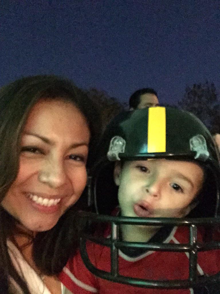 PalOntiveros's tweet photo. NFL BIEN ACOMPAÑADA!!! #gametime http://t.co/1uc8AzKNRl