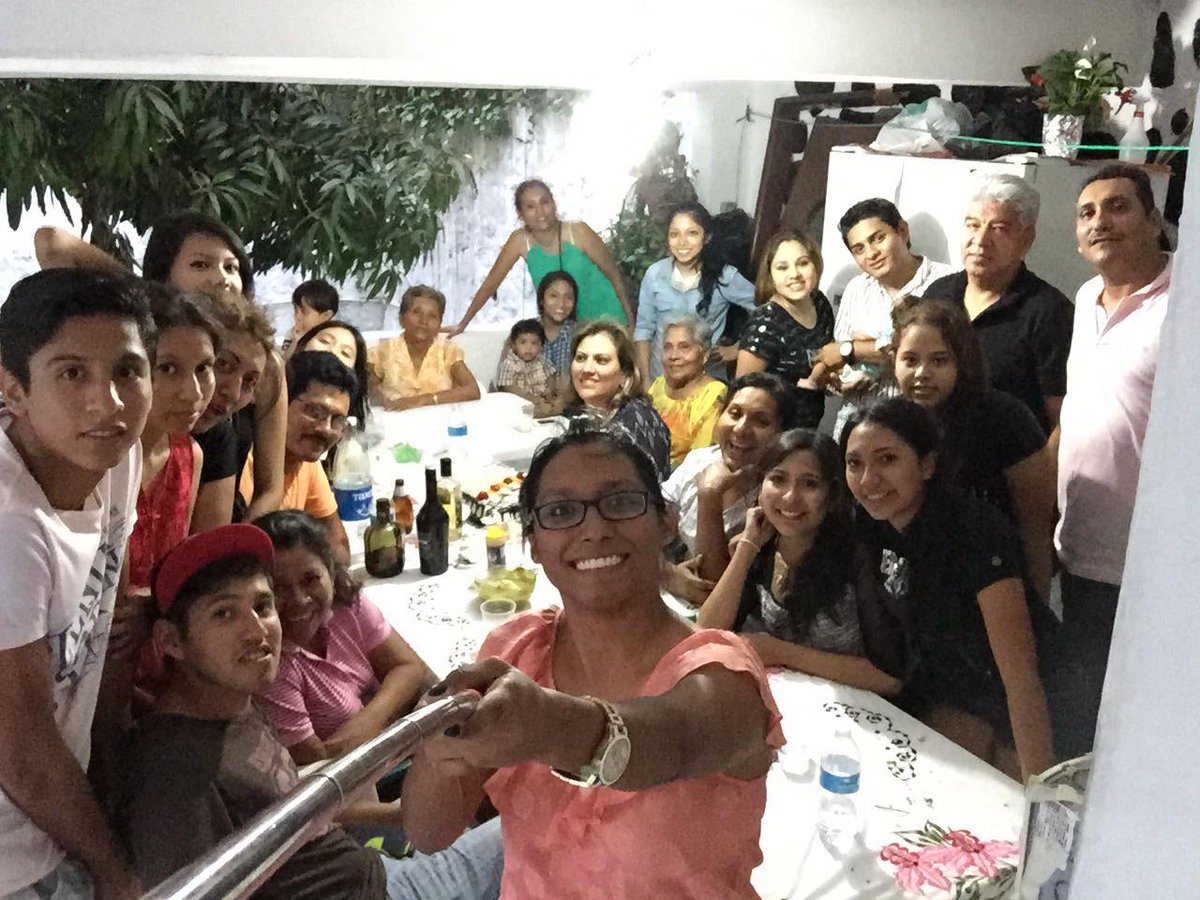 danielvegaa's tweet photo. #SB49EnTD Con la familia viendo el super bowl http://t.co/NqV5mzQVOT