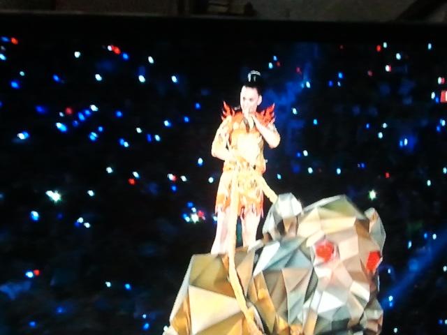 AguilaVt's tweet photo. #SB49EnTD  viendo a katty perry http://t.co/mdC3JGgiiM