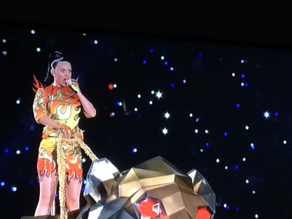 DvinMsM's tweet image. What an entrance! You go girl! @katyperry rocks #sb49 #halftime #hashchat