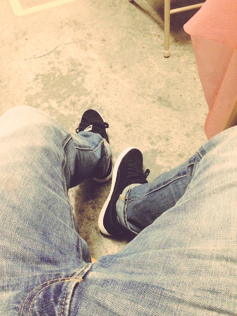 ItsnotSoLavish's tweet image. First time in hella long with just Pumas and jeans. #SimplePimple
